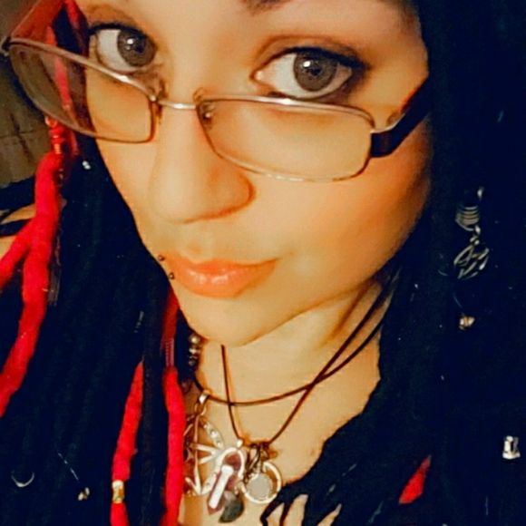 Meet your Posher, Christine! 🥰 - Picture 2 of 3